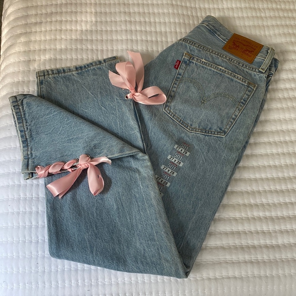 90’s Levi’s 501 original (Women’s) 27x28 with slit & metal eyelet detail